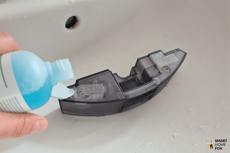 Spezielle Wischrobotertaugliche Wischflüssigkeit wird dem Wassertank des Roborock S7 MaxV beigesetzt